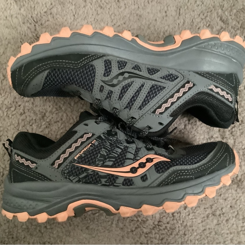 Women’s 6.5W Black/Gray/Peach Athletic Shoes